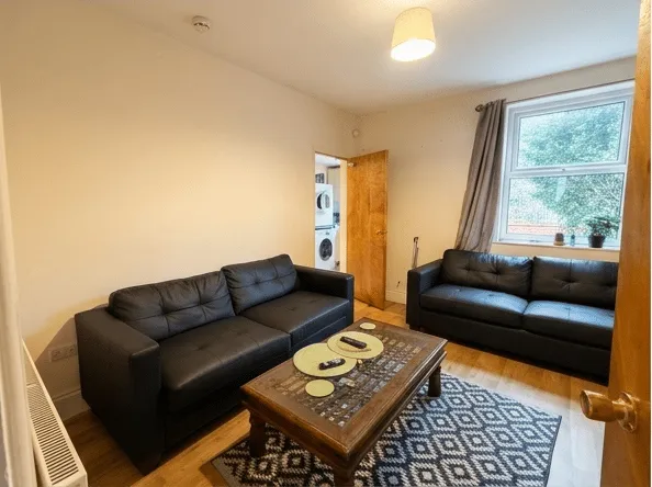 Elmsthorpe Avenue (Lenton) // 5 Bed // 3 Bathrooms NG7 2BU - Image 1